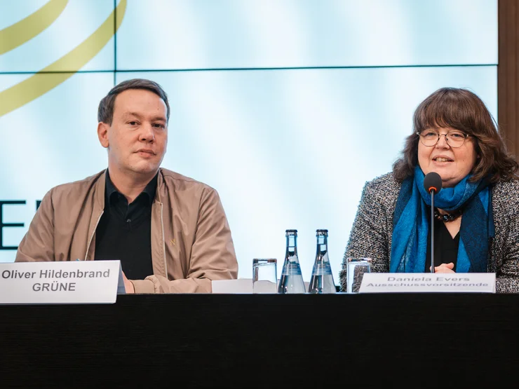Oliver Hildenbrand und Daniela Evers bei der Abschluss-Pressekonferenz des Untersuchungsausschusses.