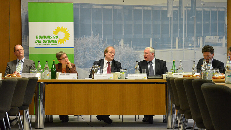 Vertreterin des baden-württembergischen Justizministeriums und mit hochrangigen Berufsvertreterinnen und -vertretern