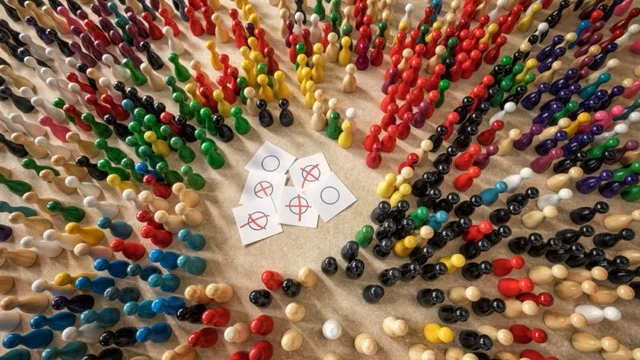 Bunte Spielfiguren symbolisieren die Demokratie.