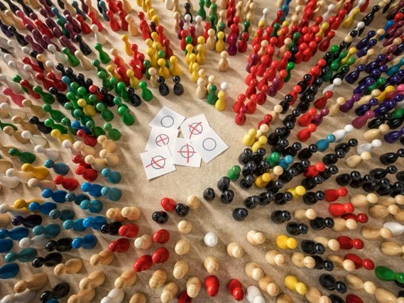 Bunte Spielfiguren symbolisieren die Demokratie.