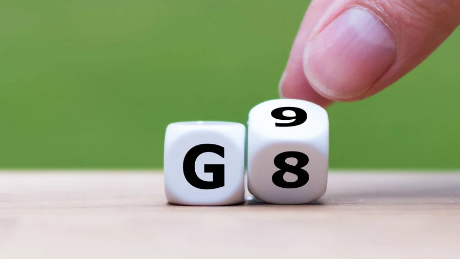 Würfel, die von Fingern bewegt werden