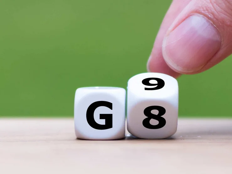 Würfel, die von Fingern bewegt werden