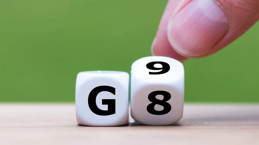 Zwei Würfel, die von Fingern platziert 