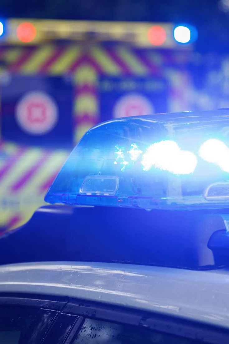 Blaulicht eines Einsatzautos. Im Hintergrund ist ein Krankenwagen zu sehen.