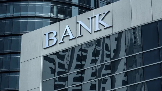 Bankgebäude mit der Aufschrift "Bank"