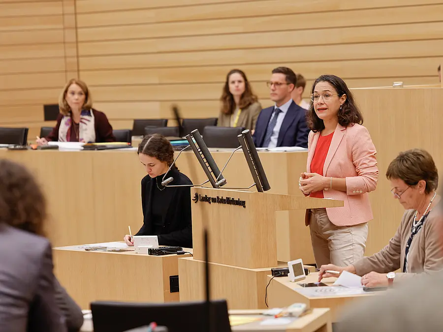 Nadyne Saint-Cast bei einer Plenarrede im Landtag