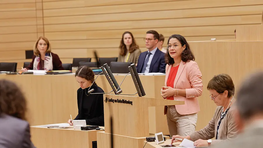 Nadyne Saint-Cast bei einer Plenarrede im Landtag