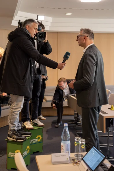 Journalist steht auf Kiste, um unsere Fraktionschef Andreas Schwarz zu interviewen.