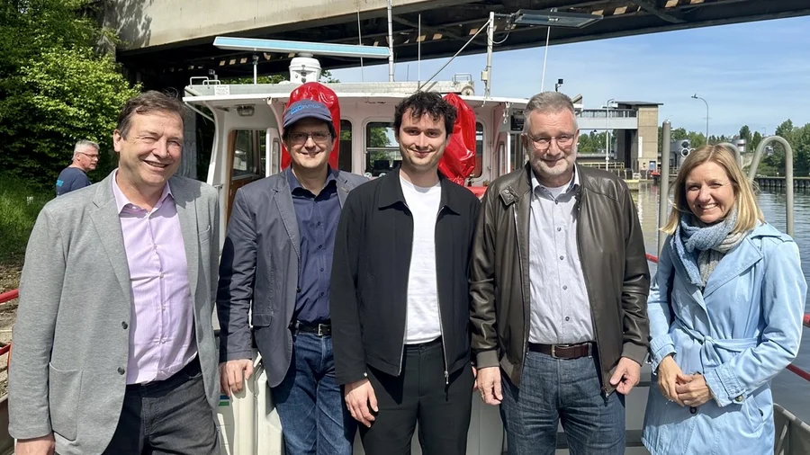 Gruppenfoto an einer Neckarschleuse