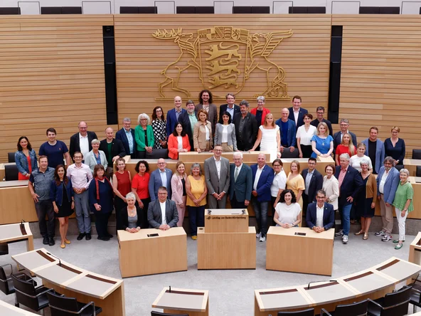 Die Grüne Landtagsfraktion steht im Plenarsaal