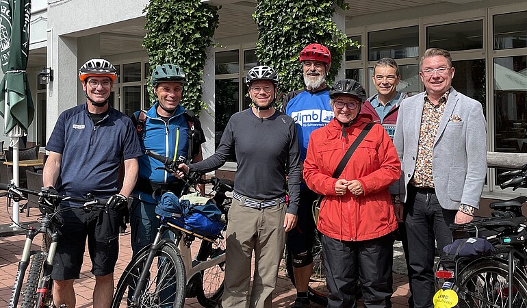 Sieben Fahrradfahrende in der Sadt