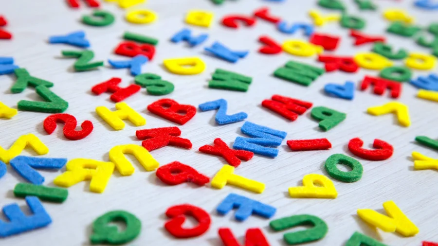 Bunte Buchstaben liegen auf einem Tisch