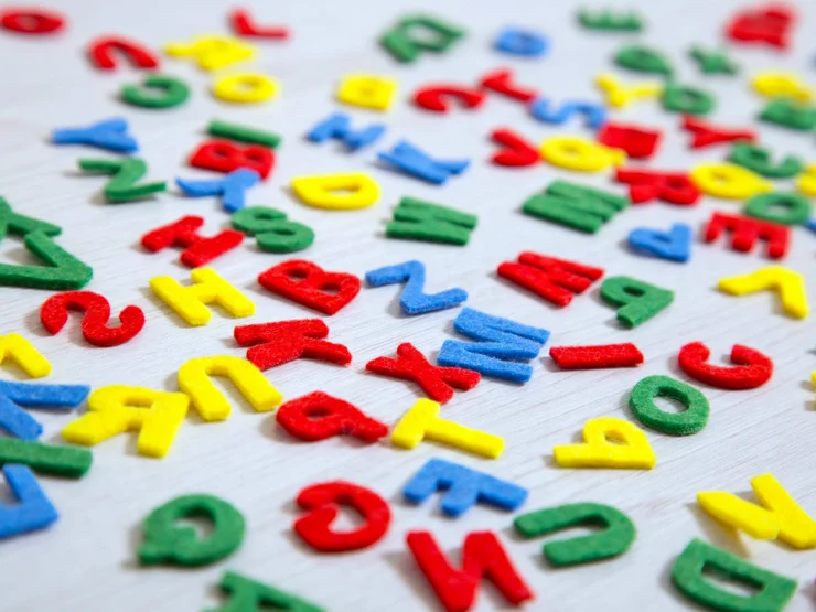 Bunte Buchstaben liegen auf einem Tisch
