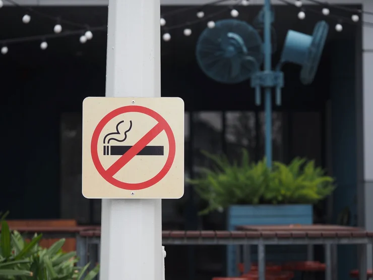 Ein Nichtraucherzonen-Schild an einem Lokal.