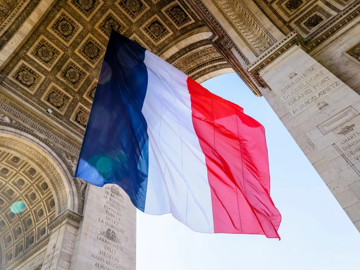 Eine französische Flagge weht am Arc de Triomphe in Paris.