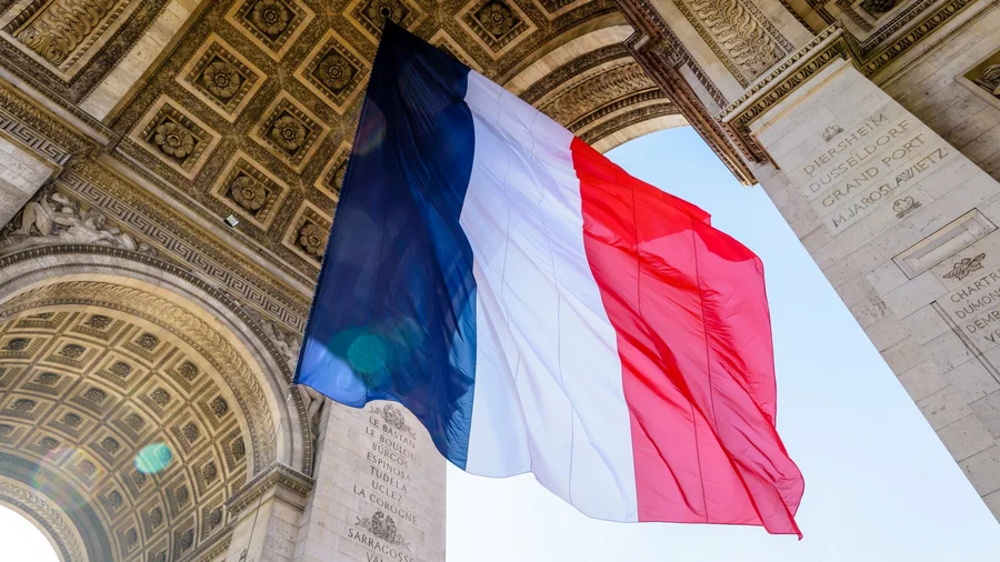 Eine französische Flagge weht am Arc de Triomphe in Paris.