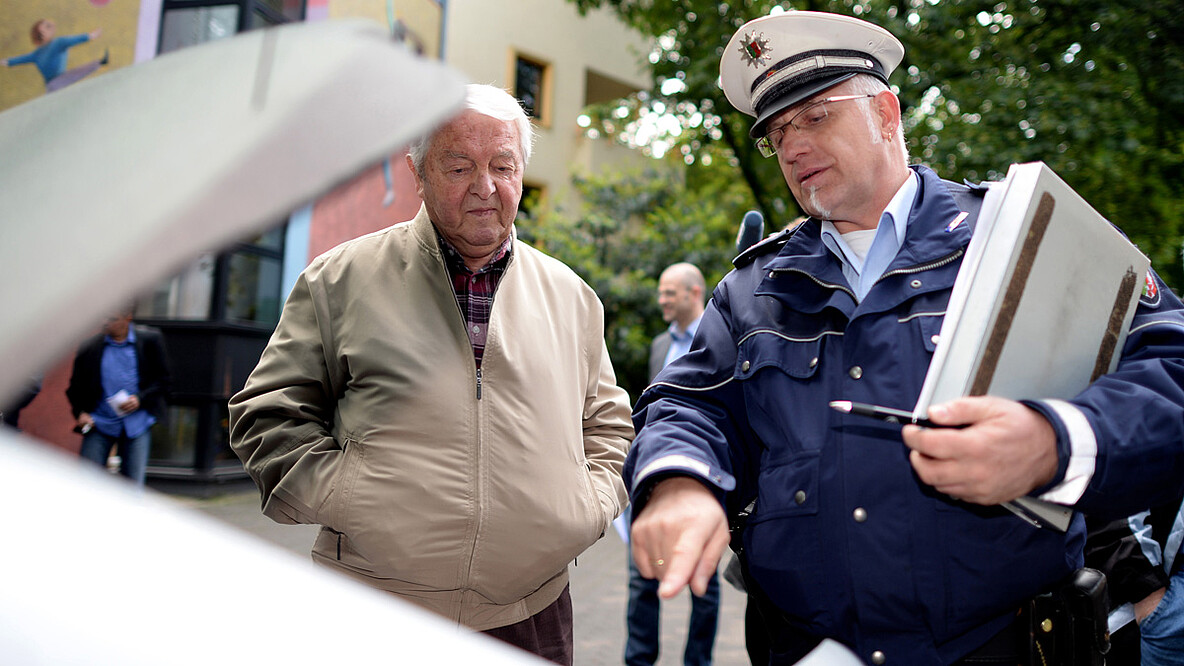 Polizist_Buerger_dpa_web