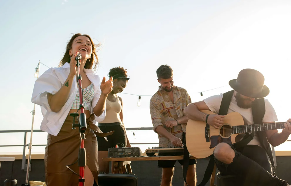 Eine Band spielt ihre Musik auf einem Rooftop-Konzert.