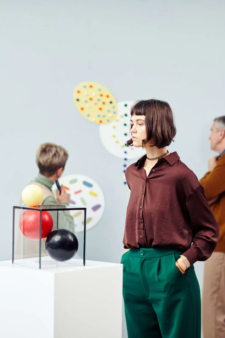 Eine Gruppe von Menschen besucht eine Ausstellung in einem Museum.