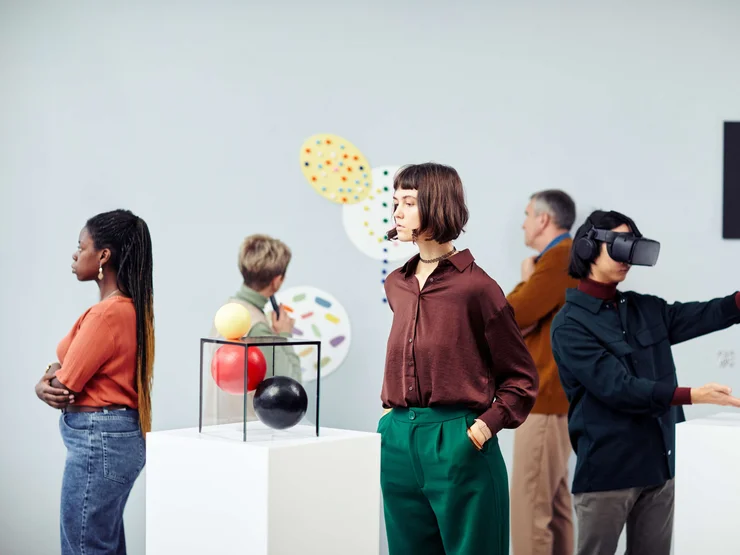 Eine Gruppe von Menschen besucht eine Ausstellung in einem Museum.