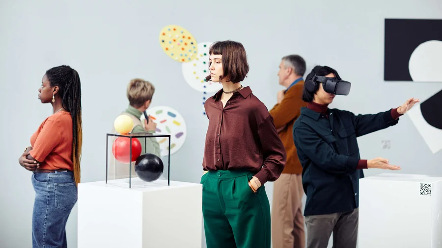 Eine Gruppe von Menschen besucht eine Ausstellung in einem Museum.