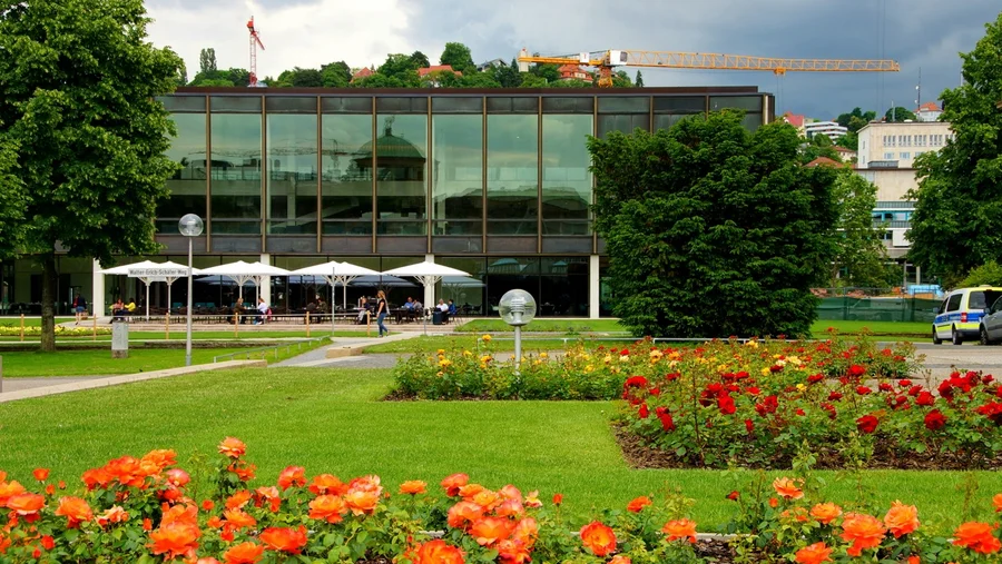 Der Landtag von Baden-Württemberg umgeben von Blumen und grünen Bäumen.