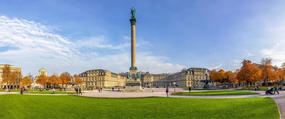 Blick auf den Stuttgarter Schlossplatz mit Jubiläumssäule und Neuem Schloss im Hintergrund