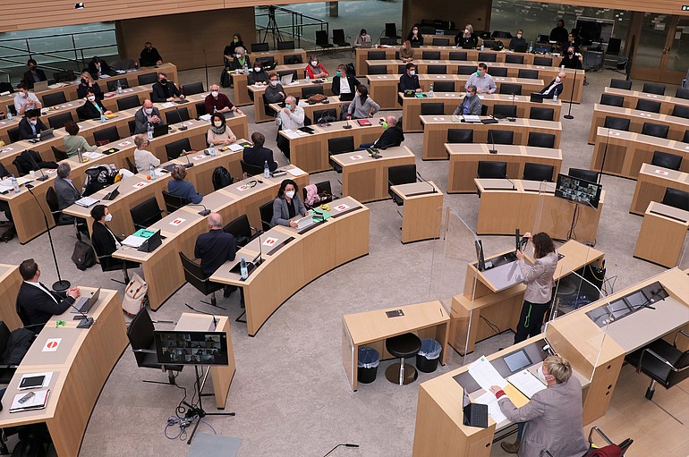 Fraktion sitzt im Plenarsaal des Landtags