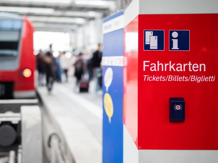 Fahrkarten-Automat an einem Bahnhof