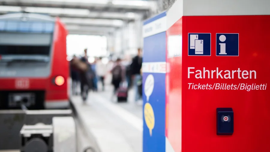 Fahrkarten-Automat an einem Bahnhof