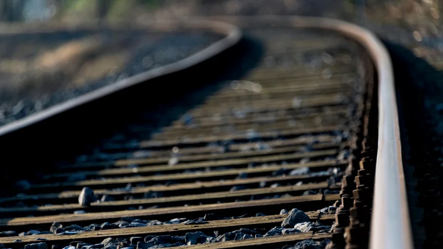 Nahaufnahme von Bahnschienen.