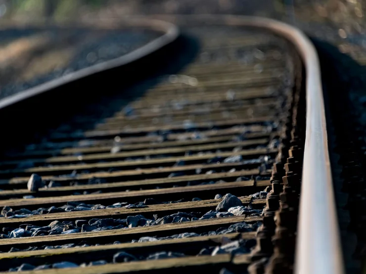 Nahaufnahme von Bahnschienen.