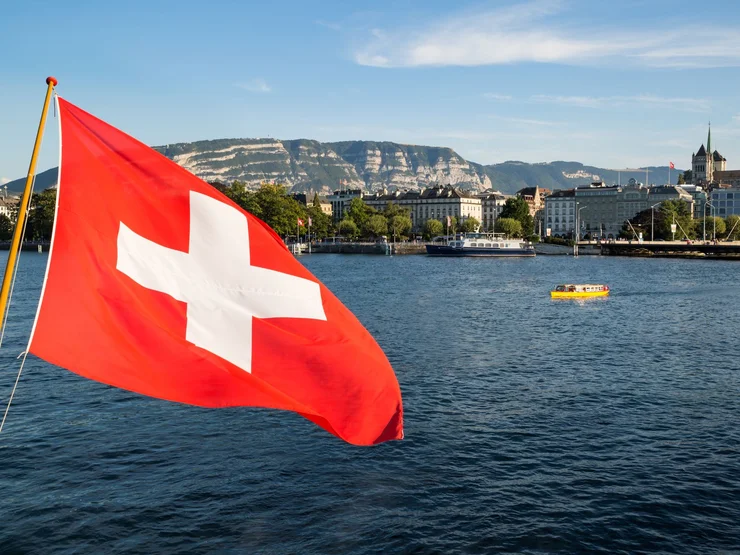 Eine Schweizer Flagge weht über dem Genfer See.