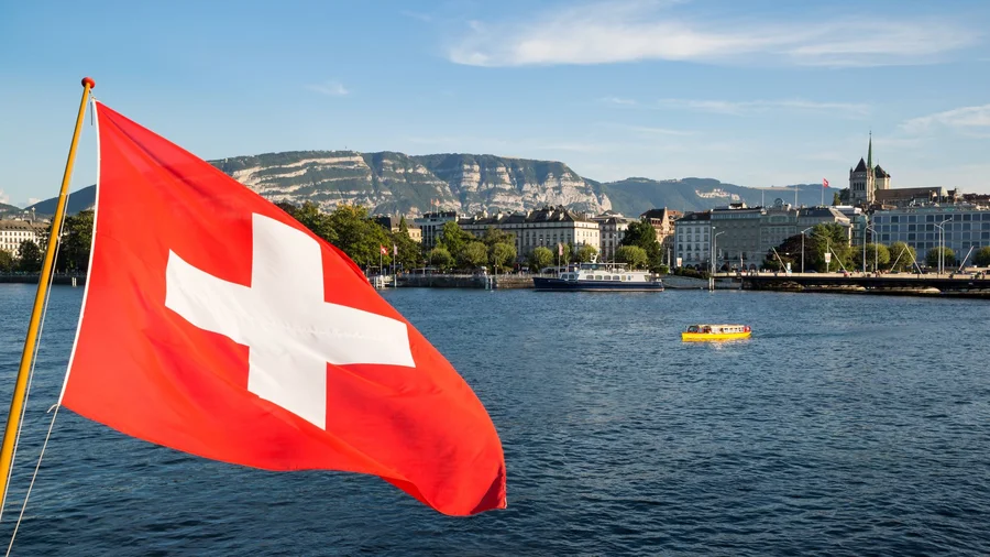 Eine Schweizer Flagge weht über dem Genfer See.