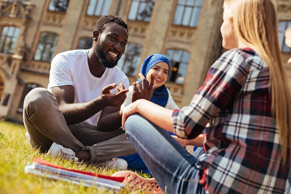 Studierende aus unterschiedlichen Ländern reden angeregt miteinander.