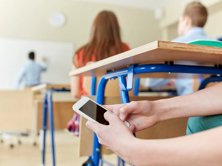 Schüler mit Handy im Unterricht