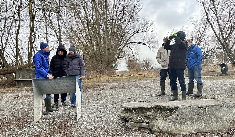 Grüne Umweltexpert*innen bekommen Erklärungen zum Naturschutzgebiet Wollmatinger Ried von NABU Mitgliedern vorgetragen.