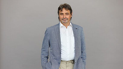 Abgeordneter Armin Waldbüßer vor grauem Hintergrund