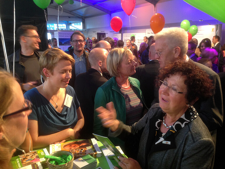 Ministerpräsident Winfried Kretschmann und Frationsvorsitzende Edith Sitzmann am Stand der Fraktion