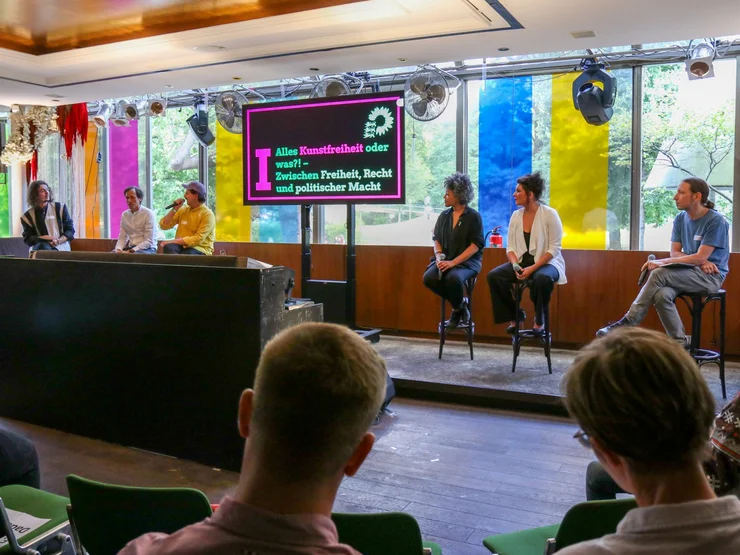 Podiumsdiskussion mit Künstler*innen.