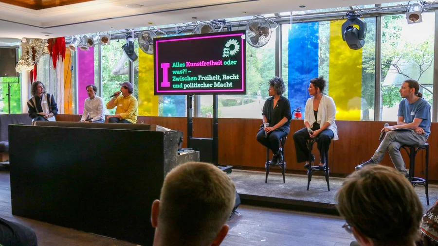 Podiumsdiskussion mit Künstler*innen.