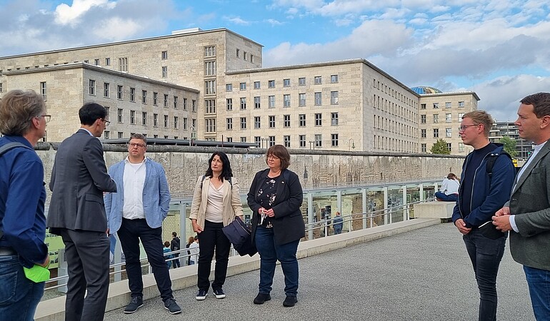 Abgeordnete besuchen die Gedenkstätte „Topographie des Terrors“