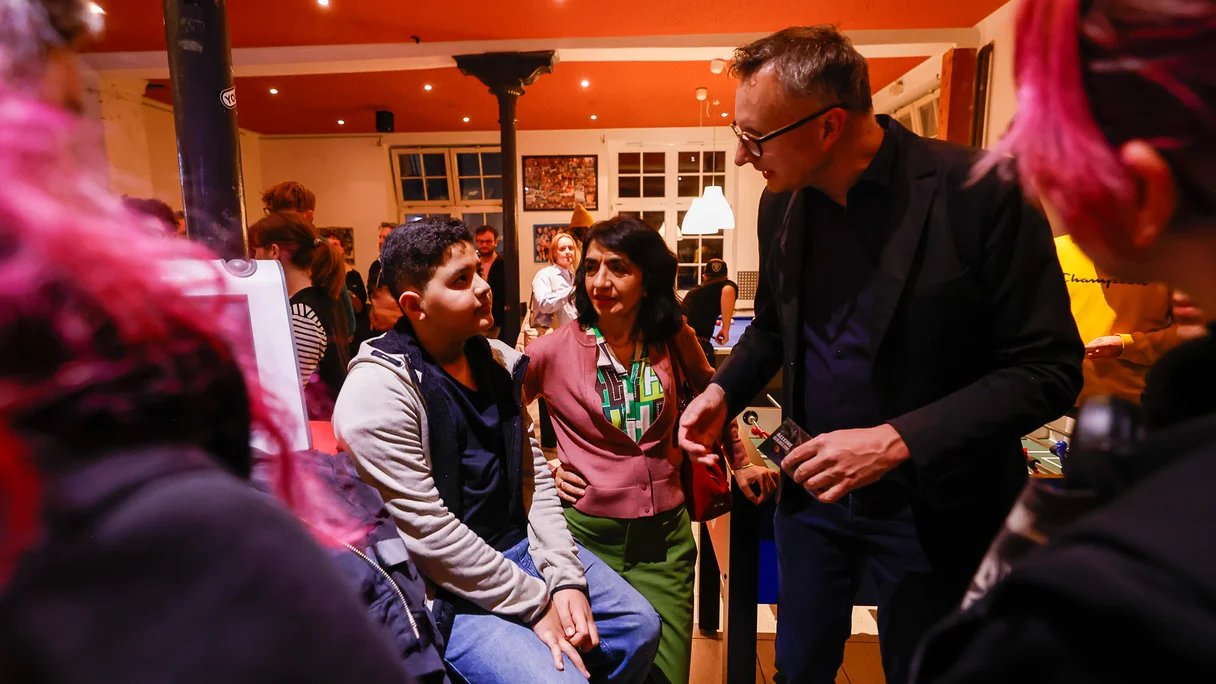 Abgeordneten Andreas Schwarz und Muhterem Aras im Gespräch mit Jugendlichen