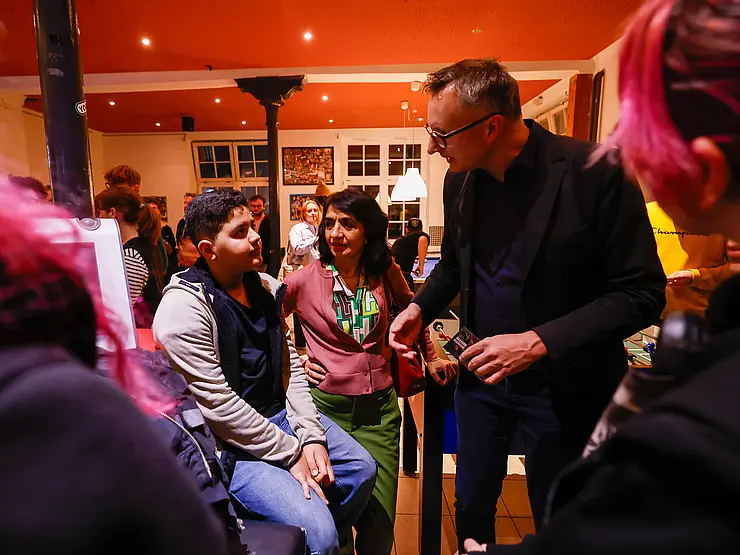 Abgeordneten Andreas Schwarz und Muhterem Aras im Gespräch mit Jugendlichen