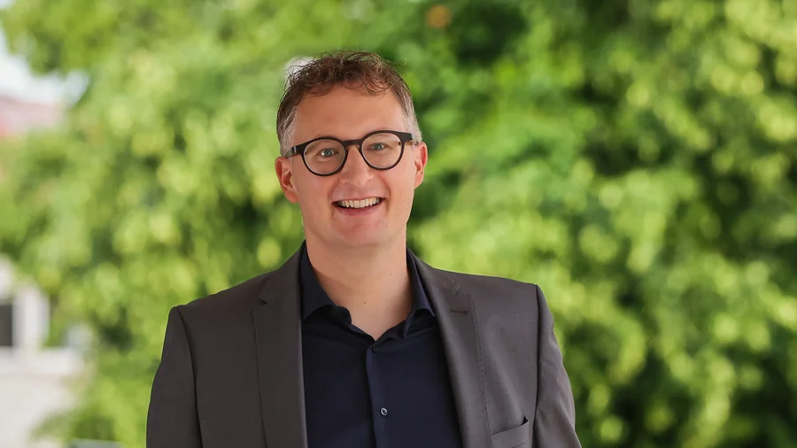 Fraktionschef Andreas Schwarz lächelt in die Kamera.