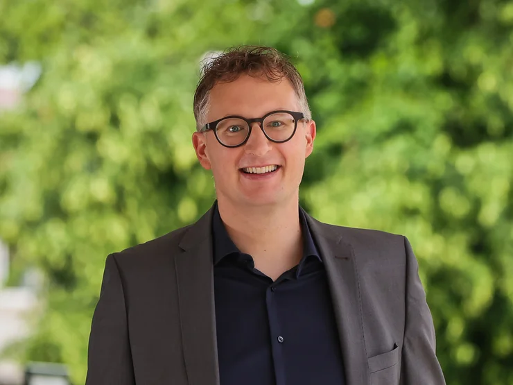 Fraktionschef Andreas Schwarz lächelt in die Kamera. 
