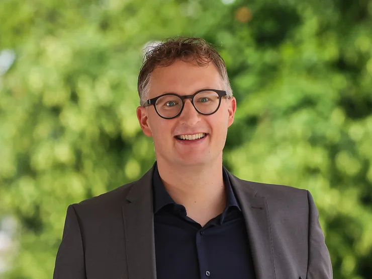 Fraktionschef Andreas Schwarz lächelt in die Kamera. 