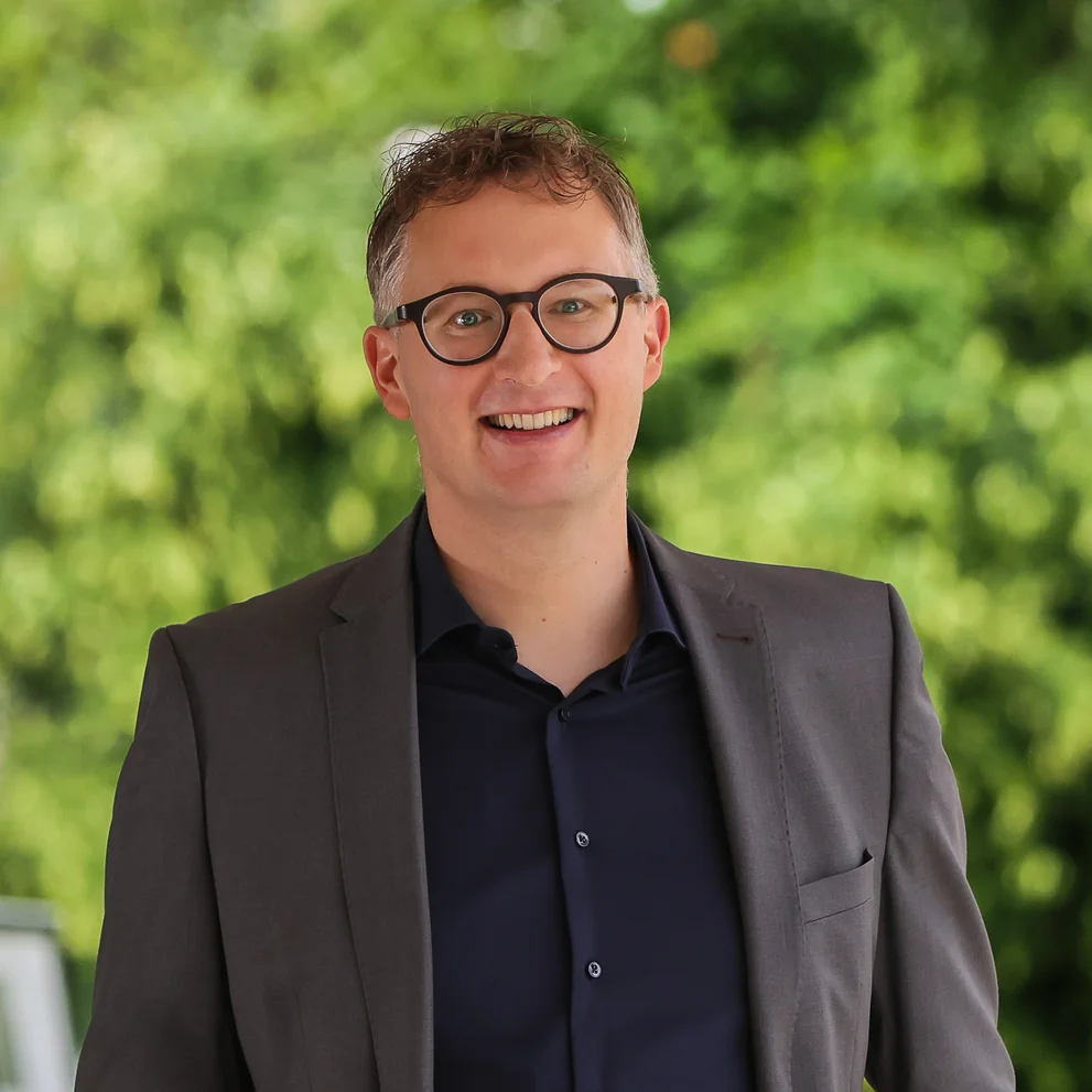 Fraktionschef Andreas Schwarz lächelt in die Kamera. 