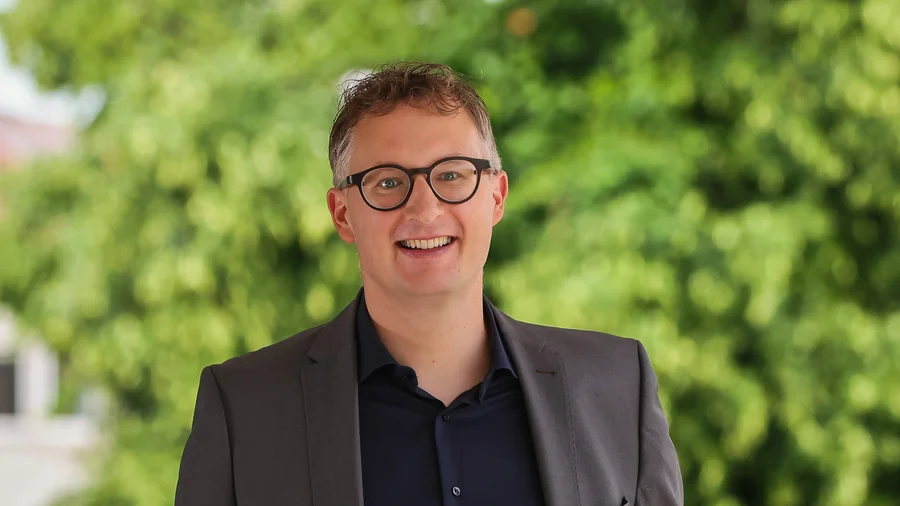 Fraktionschef Andreas Schwarz lächelt in die Kamera. 