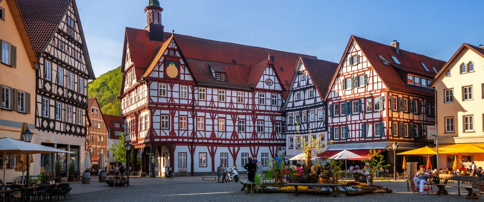 Blick auf den Marktplatz mit Fachwerkhäusern.